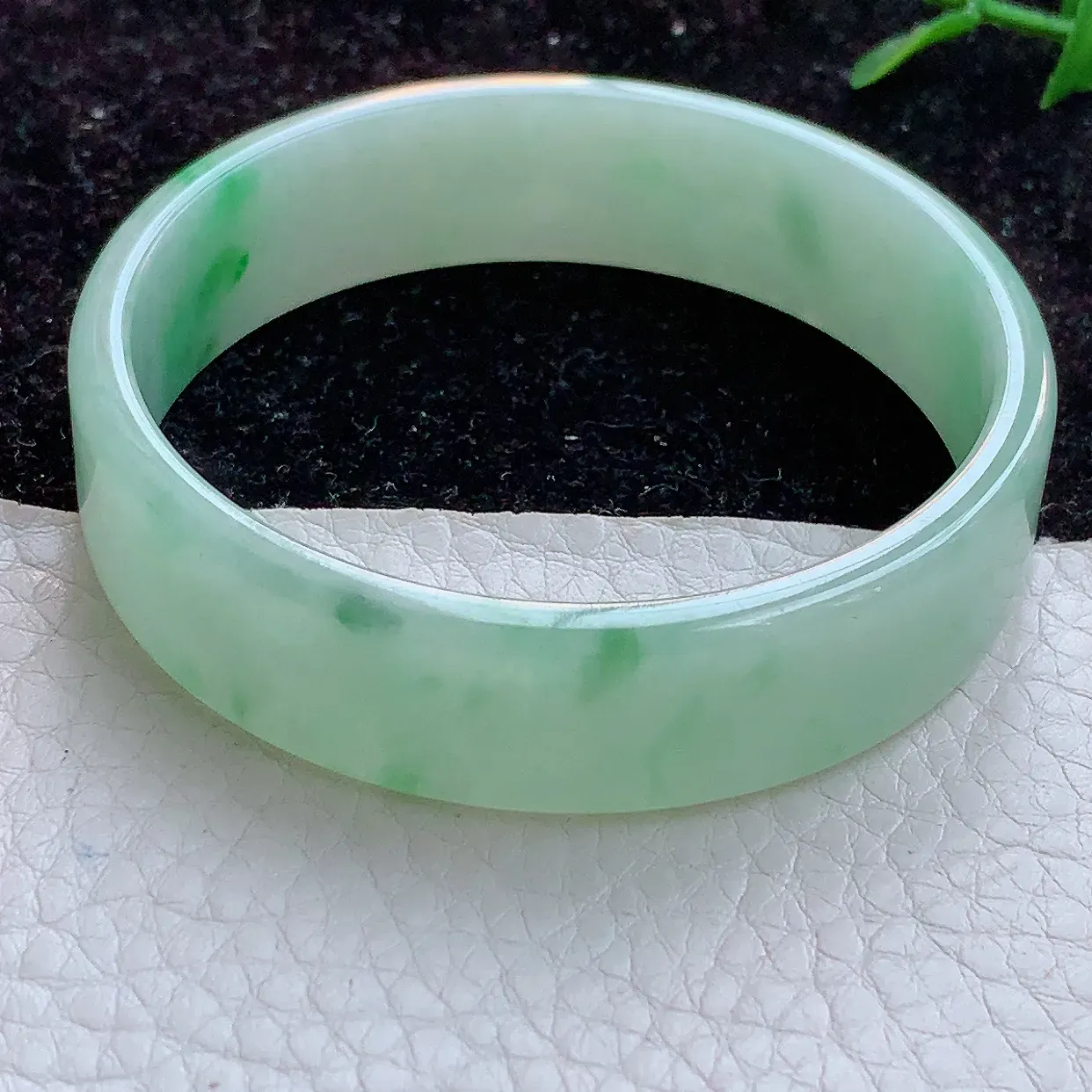 hh自然光53mm缅甸翡翠A货冰胶飘阳绿宽扁玉手镯 玉手环53*13.6*4mm