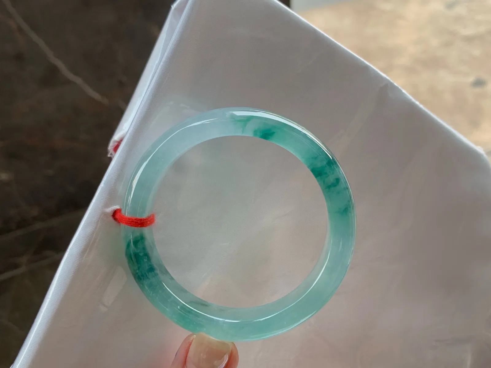 冰种飘花手镯
尺寸：52.5-13-8mm
种好水足，花色漂亮，精品小圈口