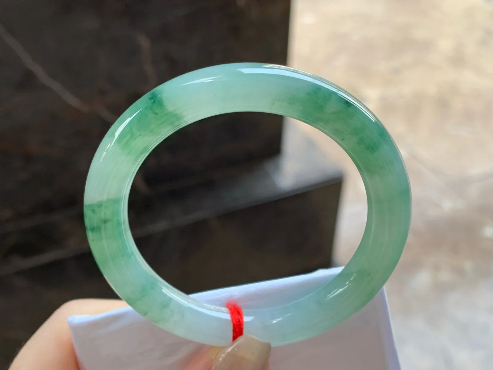 飘绿花圆条手镯
尺寸：50.7-9.3-8.6mm
底子细腻干净～绿花点缀上手好看