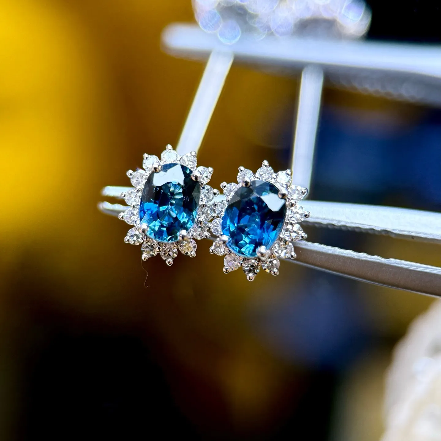 天然蓝宝石耳钉，18k金配天然南非真钻镶嵌，上耳效果好。
主石：0.93ct，配钻：28p，总重：1.08g