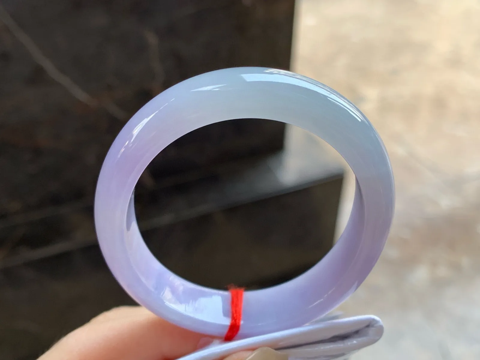 紫罗兰贵妃镯
尺寸：53-12.3-7.2mm
底子细腻干净～正圈50 51可以戴上手好看