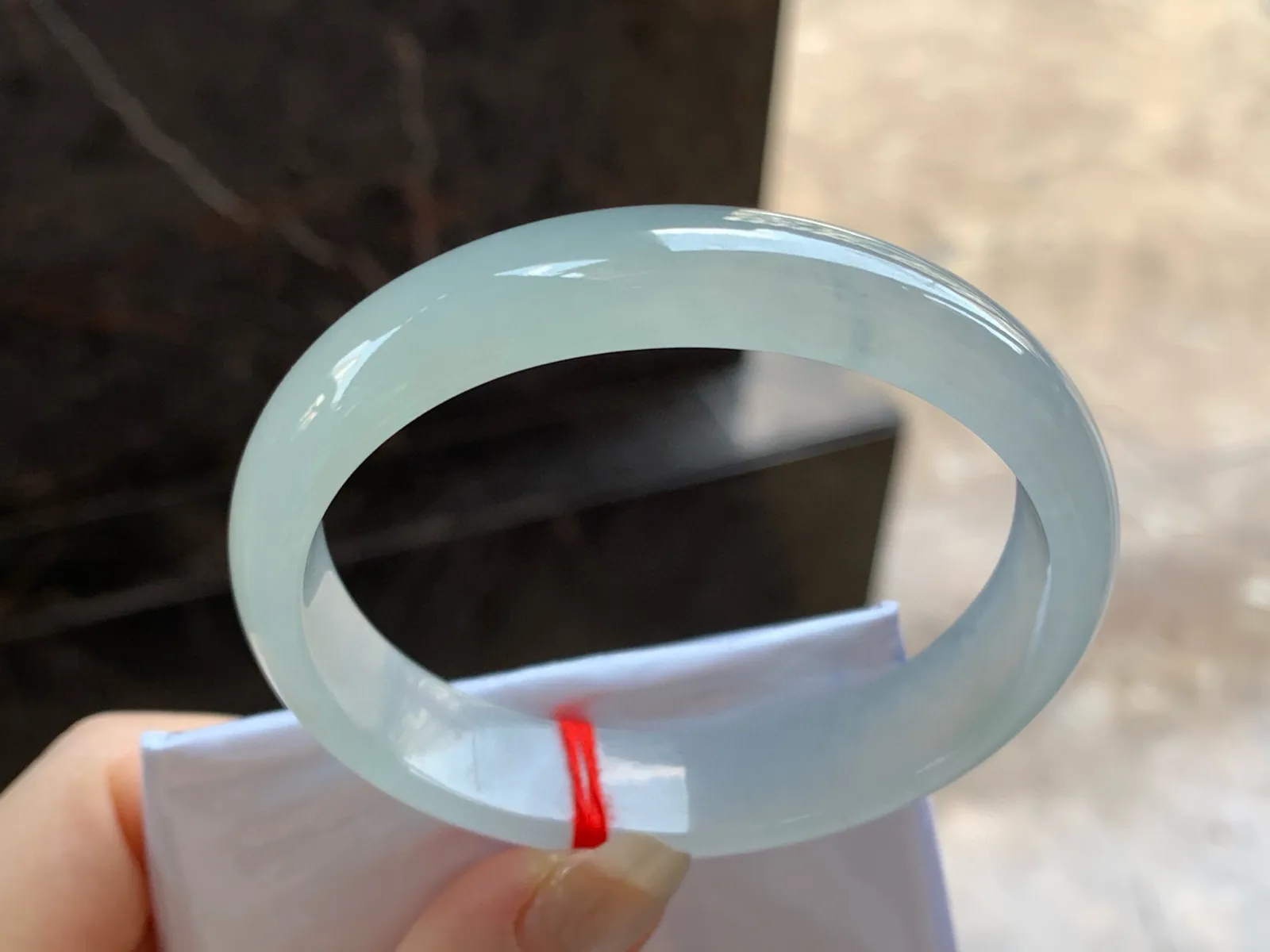 冰种贵妃镯
尺寸：59-13.3-6.8mm
种水好～正圈55 56 57可以戴大圈口