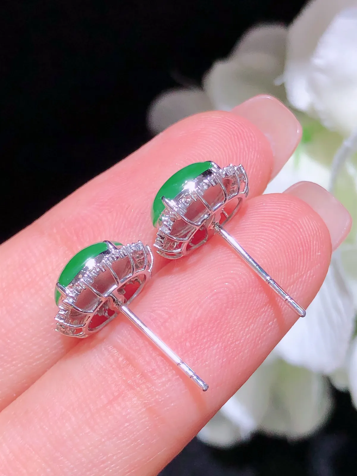 翡翠飘绿蛋面耳钉 颜色鲜艳 飘绿惹眼
