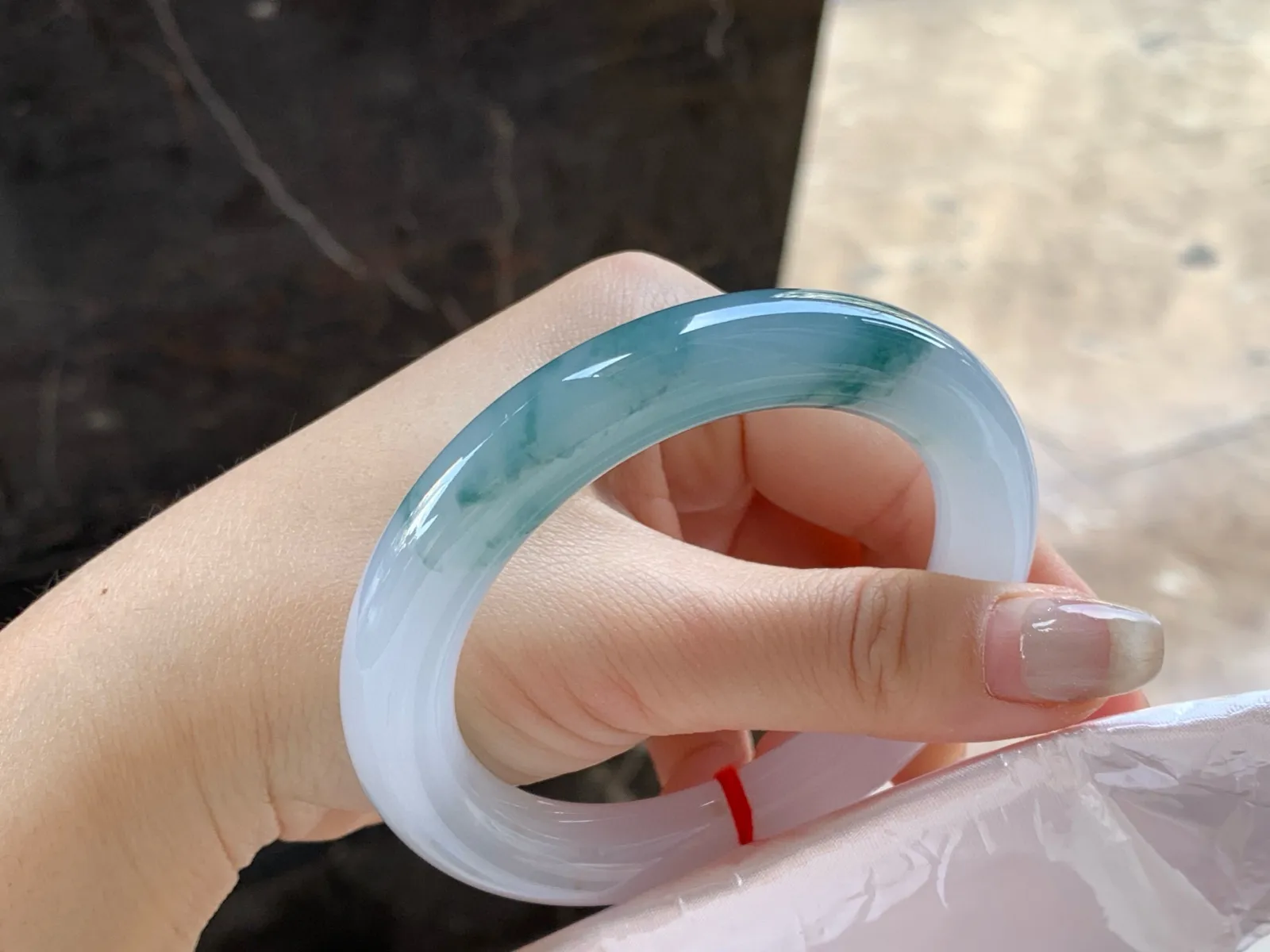 飘蓝花圆条手镯
尺寸：56.6-10.8mm
底子细腻干净～蓝花点缀很清秀