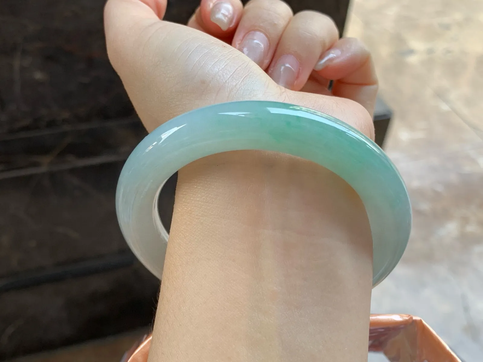 带色圆条手镯
尺寸：58.5-11.6mm
底子细腻干净～大圈口