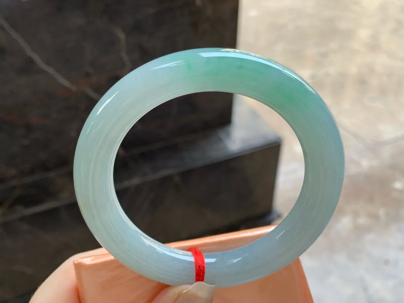 带色圆条手镯
尺寸：58.5-11.6mm
底子细腻干净～大圈口
