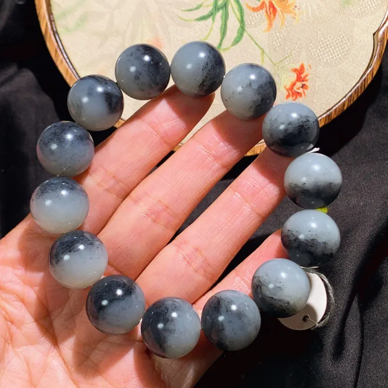 新疆籽料青花一线天圆珠手串 。青花手串。单颗尺寸16重89克。白度一级。玉质细腻油润。手推出油。品相大气。lt250319