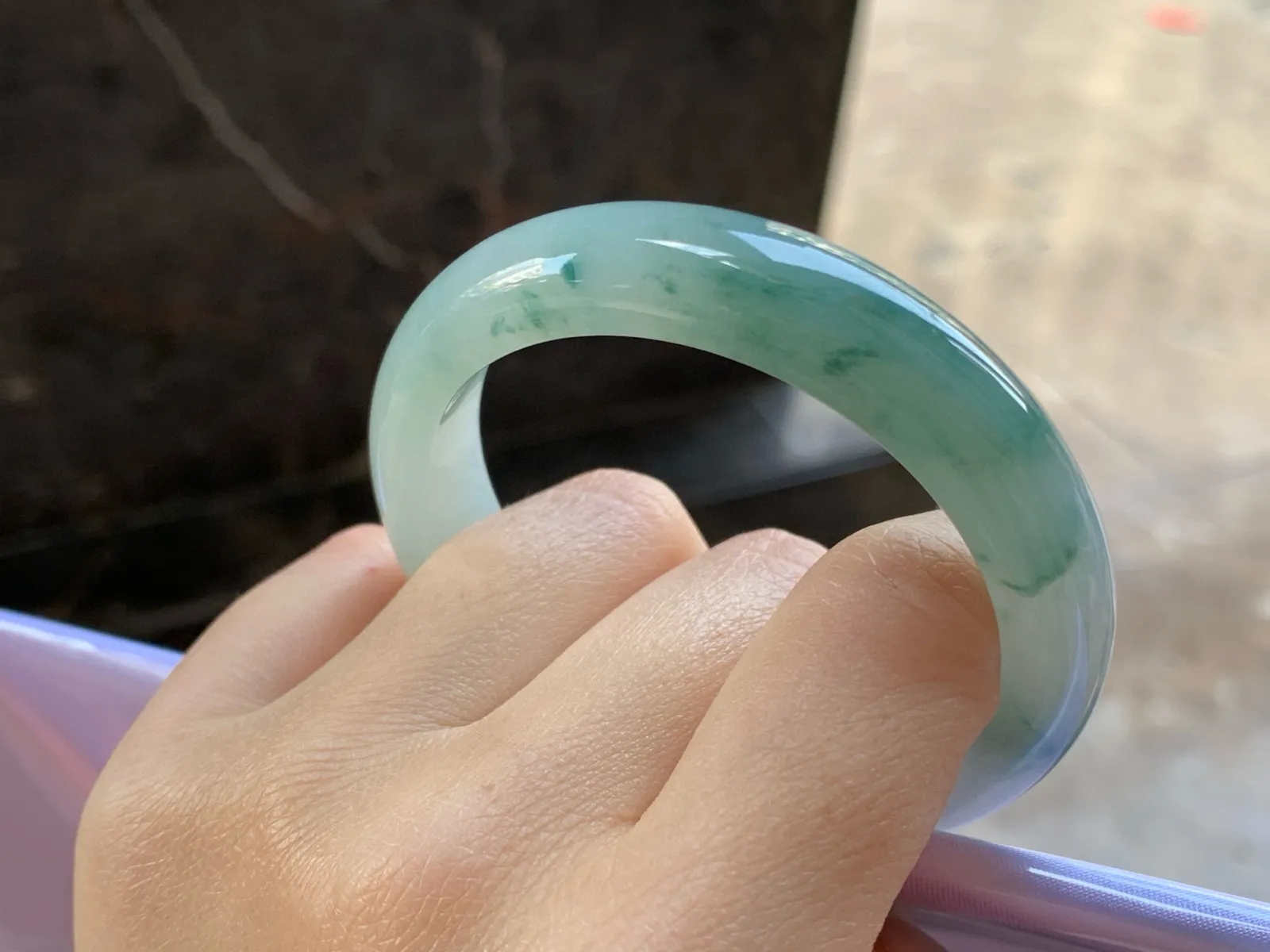 飘花手镯
尺寸：52-12-7.8mm
肉质细腻干净～飘花点缀