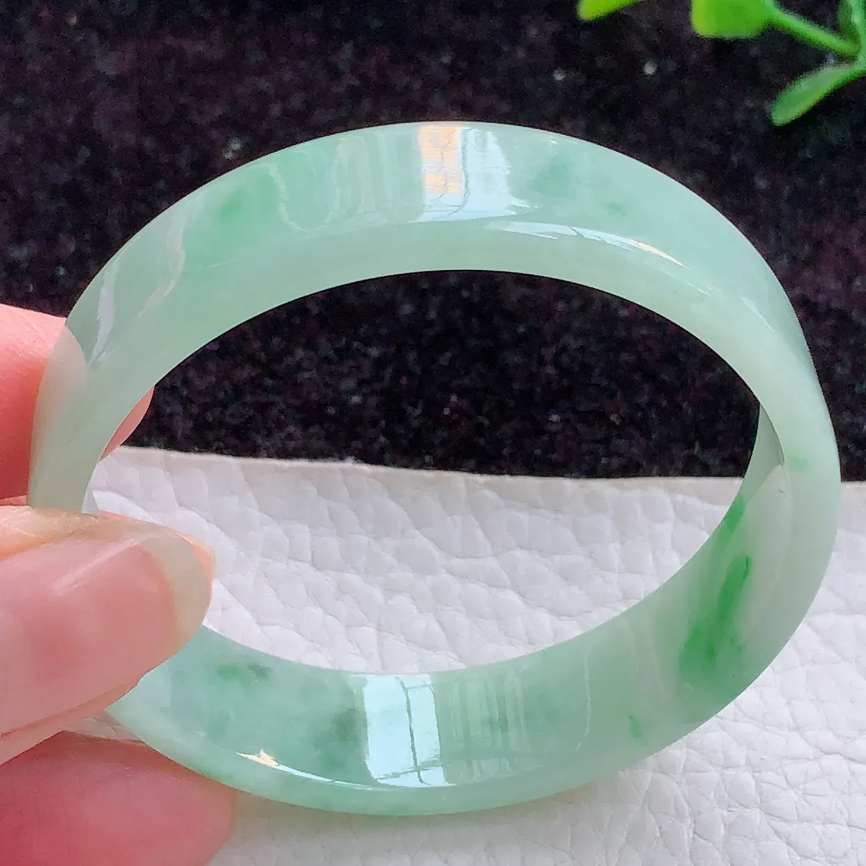 hh自然光53mm缅甸翡翠A货冰胶飘阳绿宽扁玉手镯 玉手环53*13.6*4mm