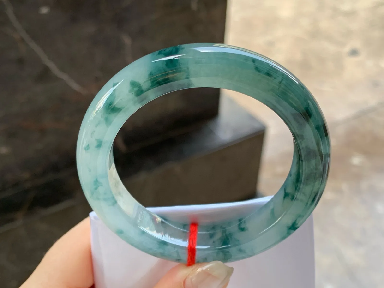 冰种飘蓝花手镯
尺寸：55-12.3-9.9mm
种老肉细～飘花浓郁 很漂亮的料子 实物好看