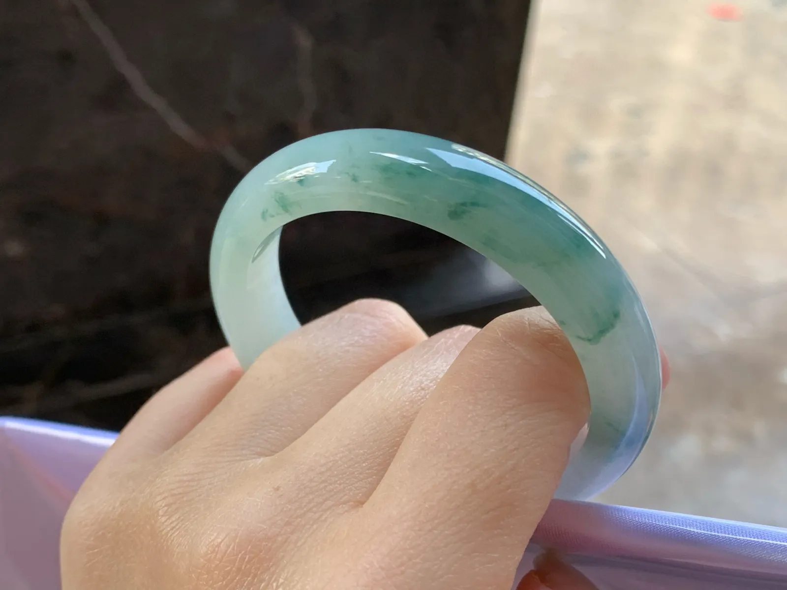 飘花手镯
尺寸：52-12-7.8mm
肉质细腻干净～飘花点缀