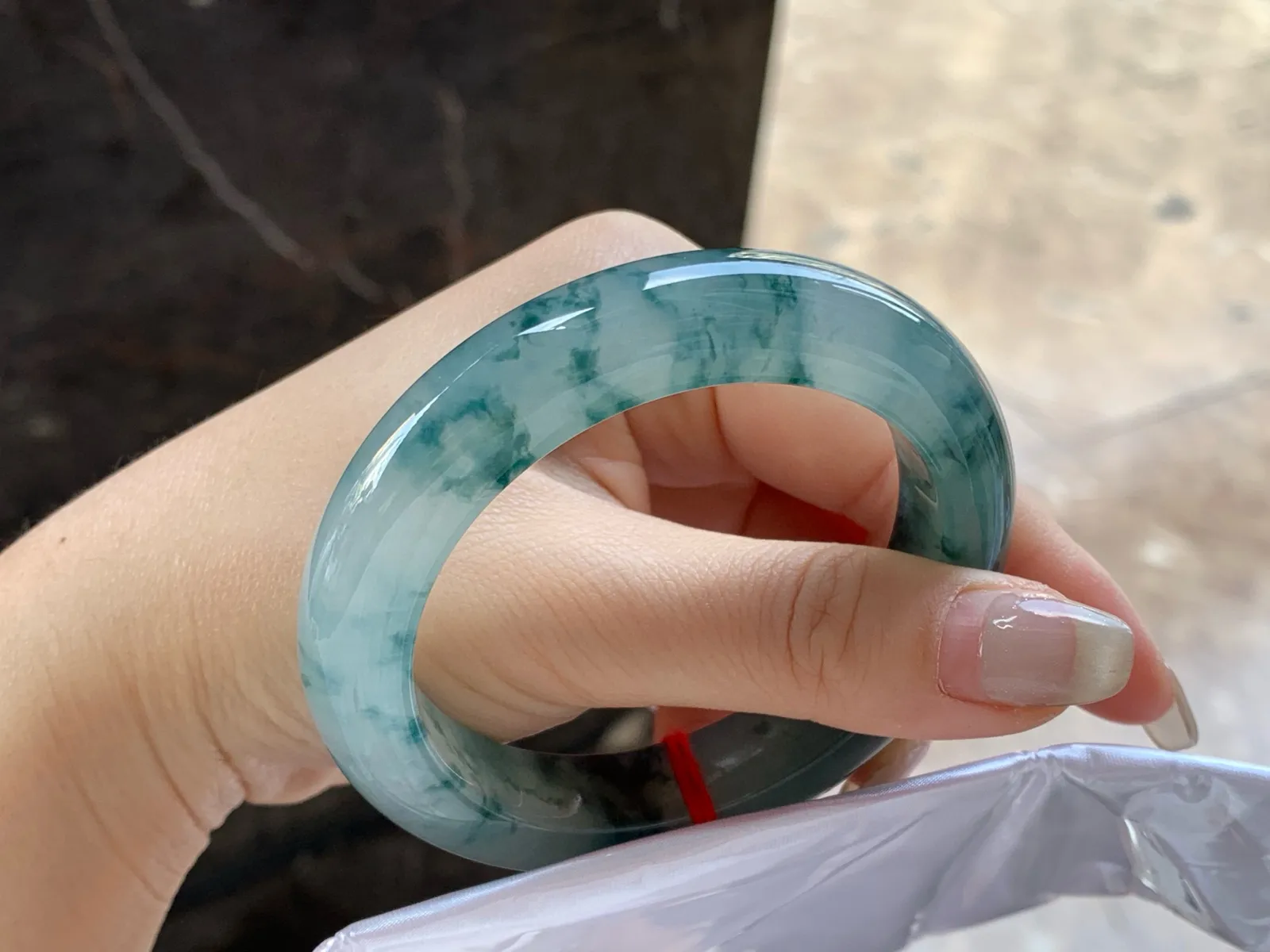 冰种飘蓝花手镯
尺寸：55-12.3-9.9mm
种老肉细～飘花浓郁 很漂亮的料子 实物好看