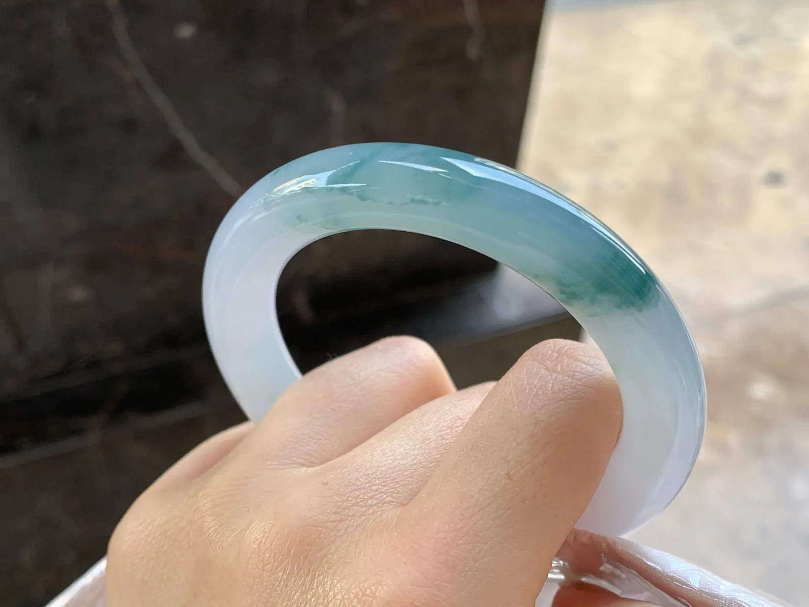 飘蓝花圆条手镯
尺寸：56.6-10.8mm
底子细腻干净～蓝花点缀很清秀