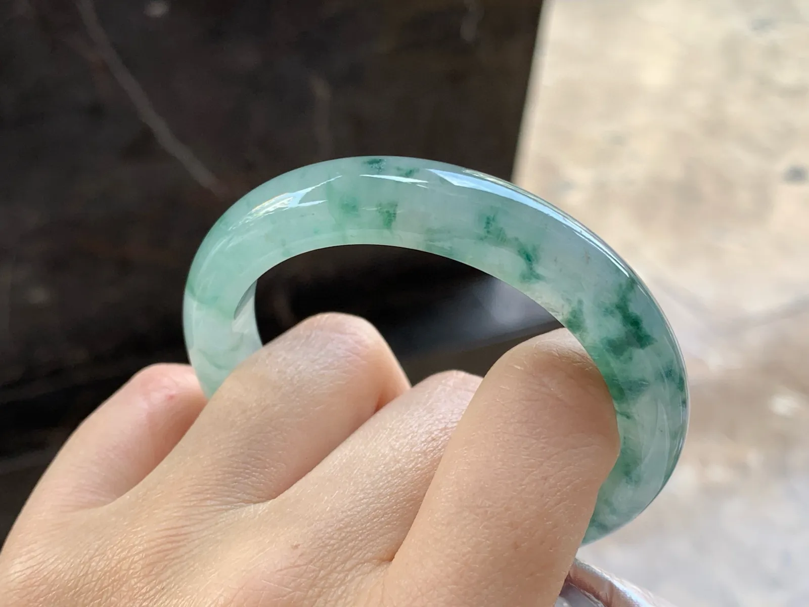 冰飘花手镯
尺寸：52.5-10.7-8.1mm
种水好～绿花点缀无瑕疵