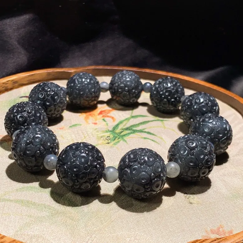 新疆籽料青花花开富贵手串 。单颗尺寸15重66克。玉质细腻油润。手推出油。品相大气。lt250319