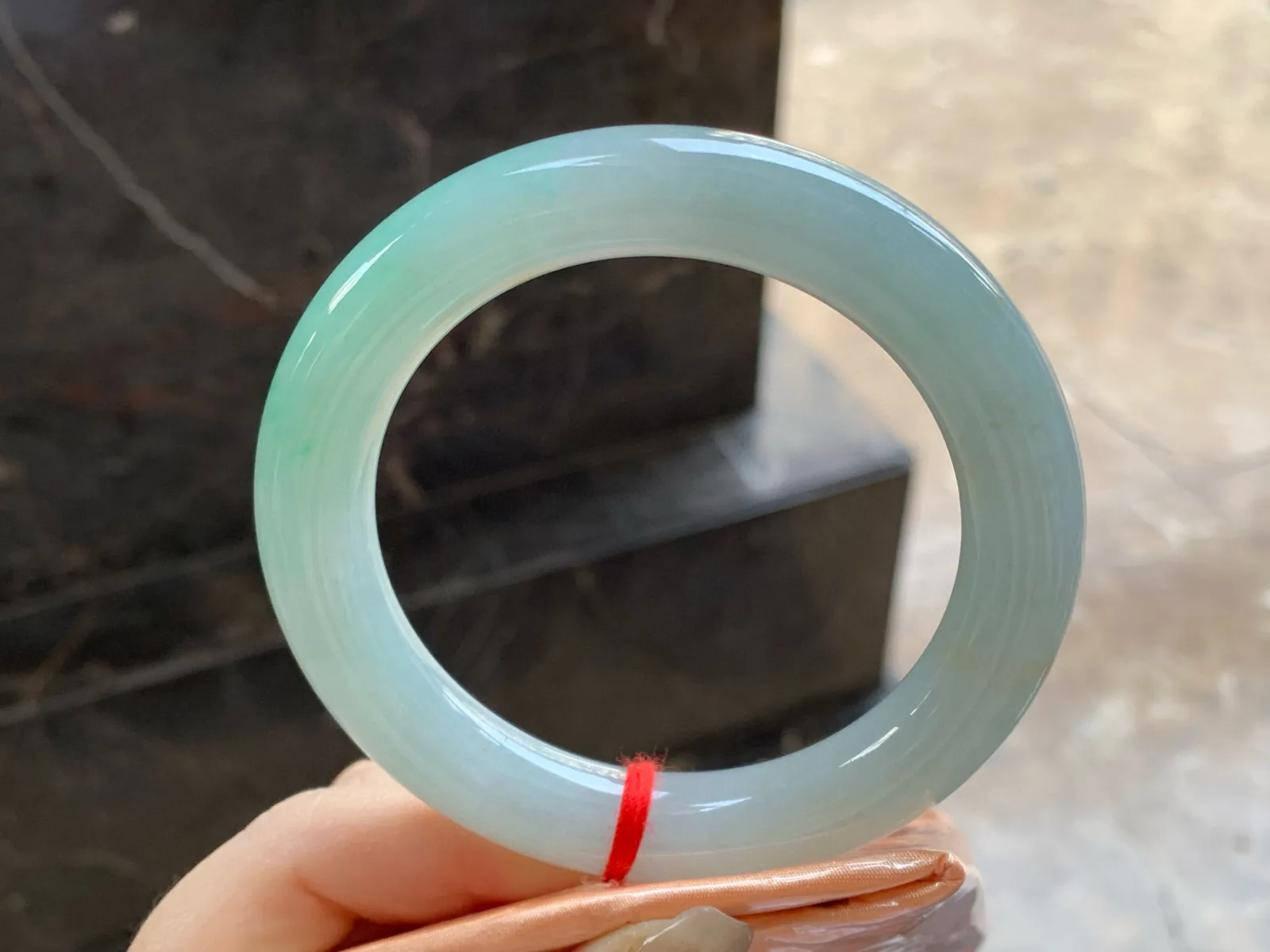 带色圆条手镯
尺寸：58.5-11.6mm
底子细腻干净～大圈口