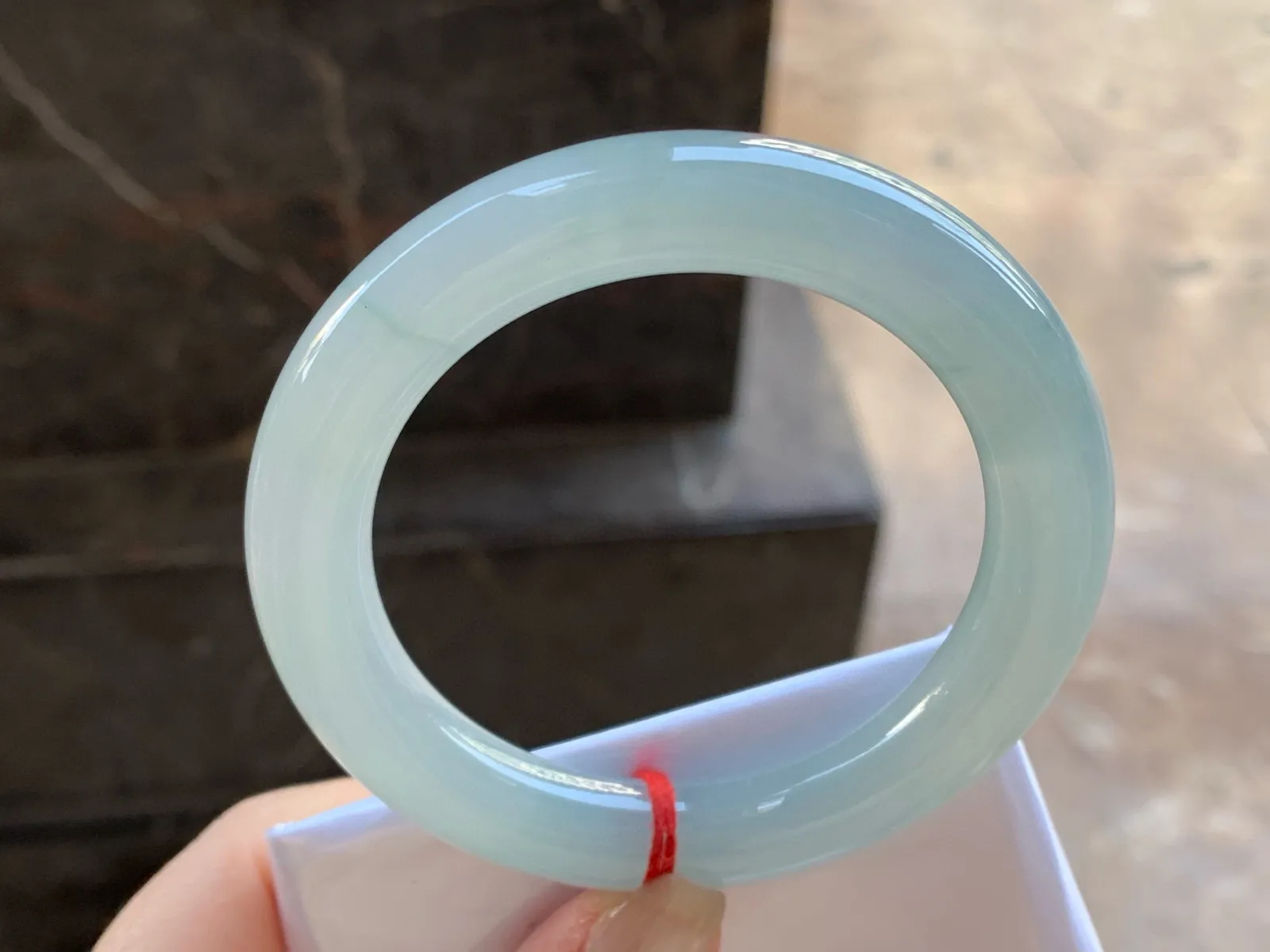 晴水圆条手镯
尺寸：55-11mm
种水好～干净清秀无瑕疵
