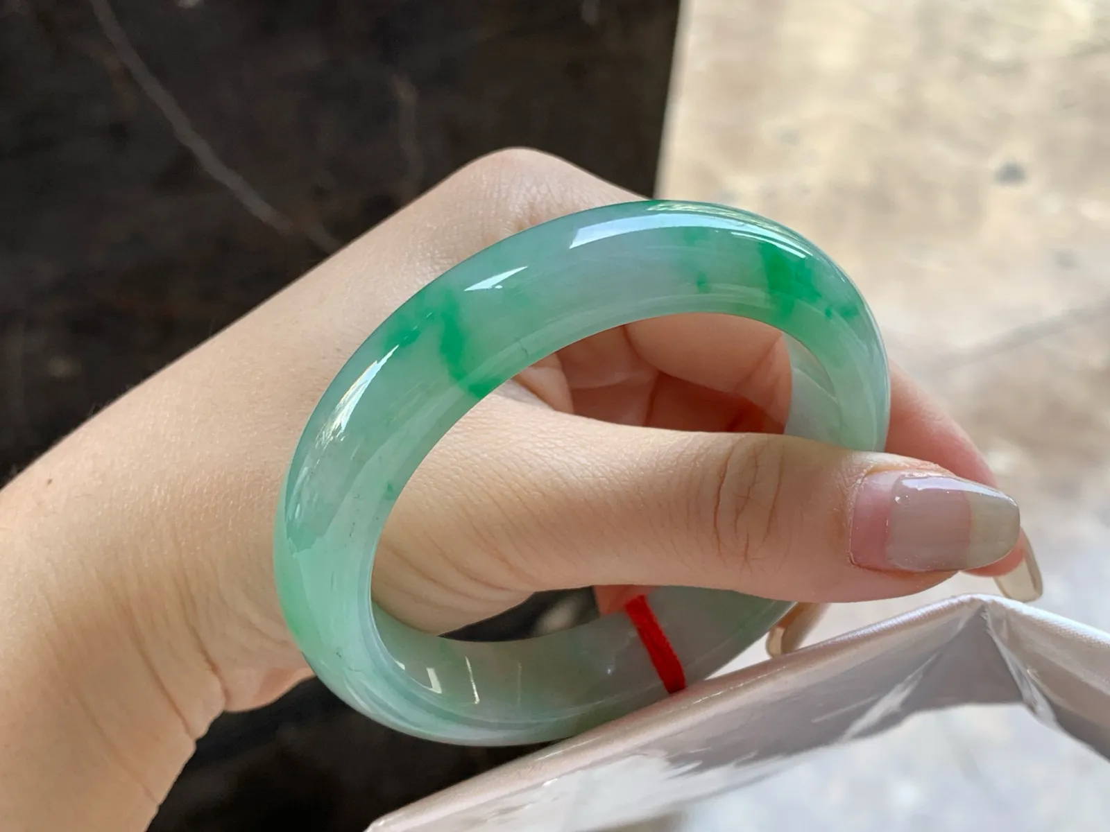 带色手镯
尺寸：56.5-13.2-8.5mm
有种有色～上手漂亮 推荐