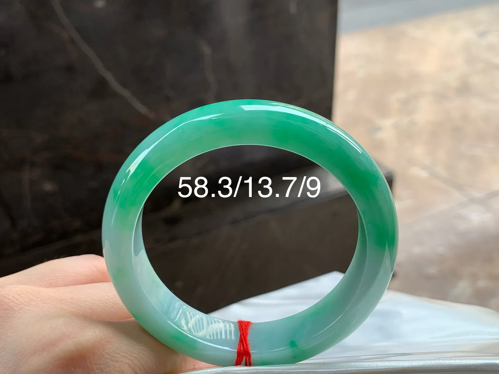 带色手镯
尺寸：58.3-13.7-9mm
颜色漂亮，清爽