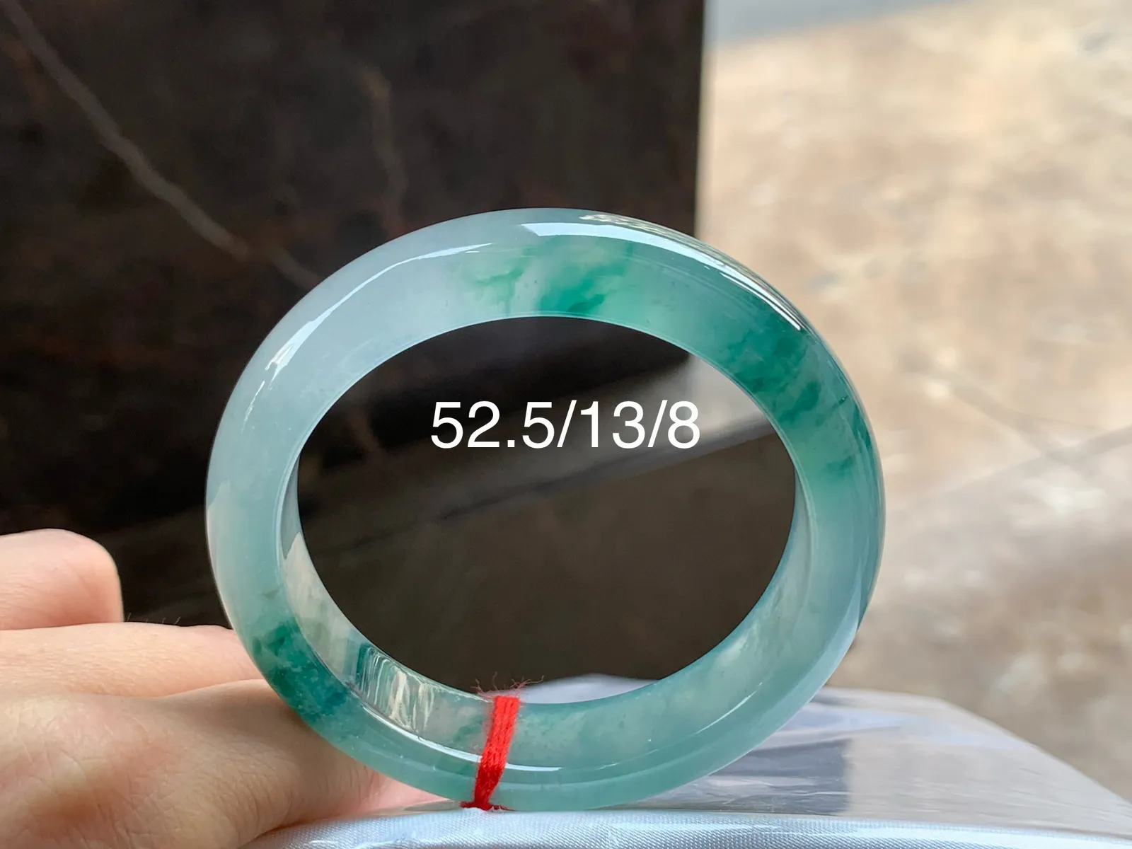 冰种飘花手镯
尺寸：52.5-13-8mm
种好水足，花色漂亮，精品小圈口