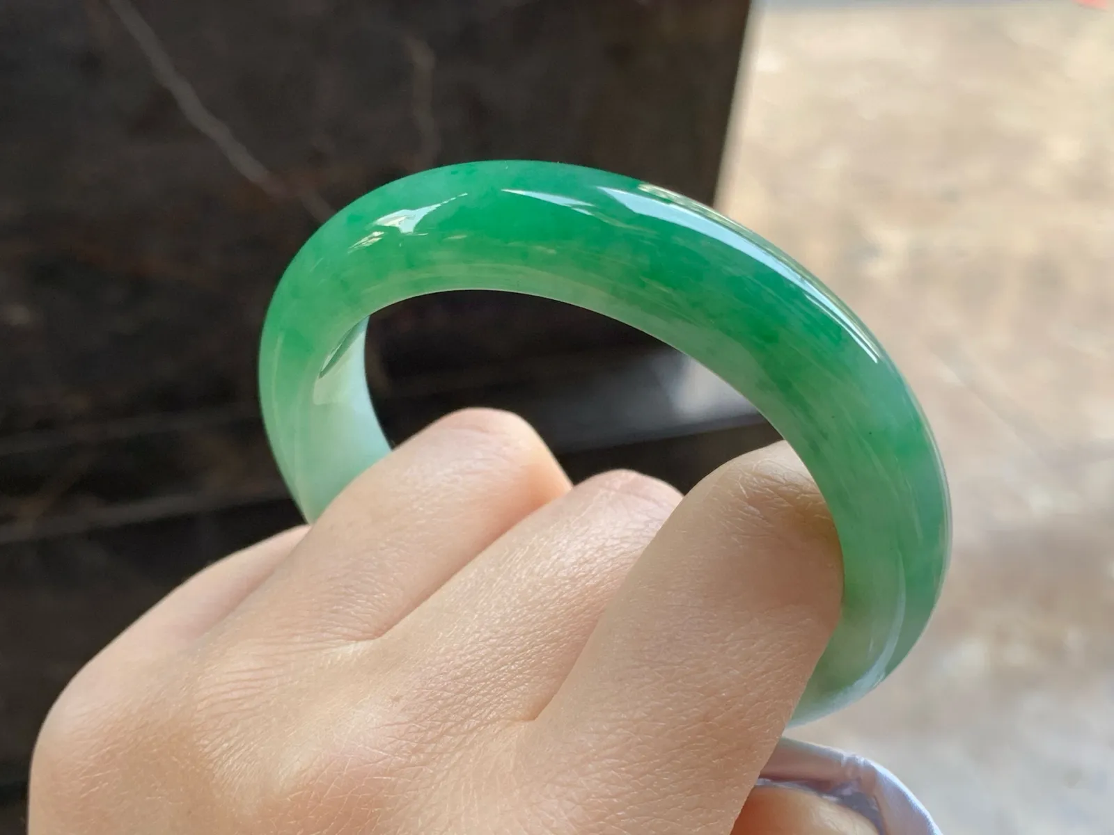 带色手镯
尺寸：55.5-12.6-8.2mm
底子细腻干净～一段绿色浓郁上手好看