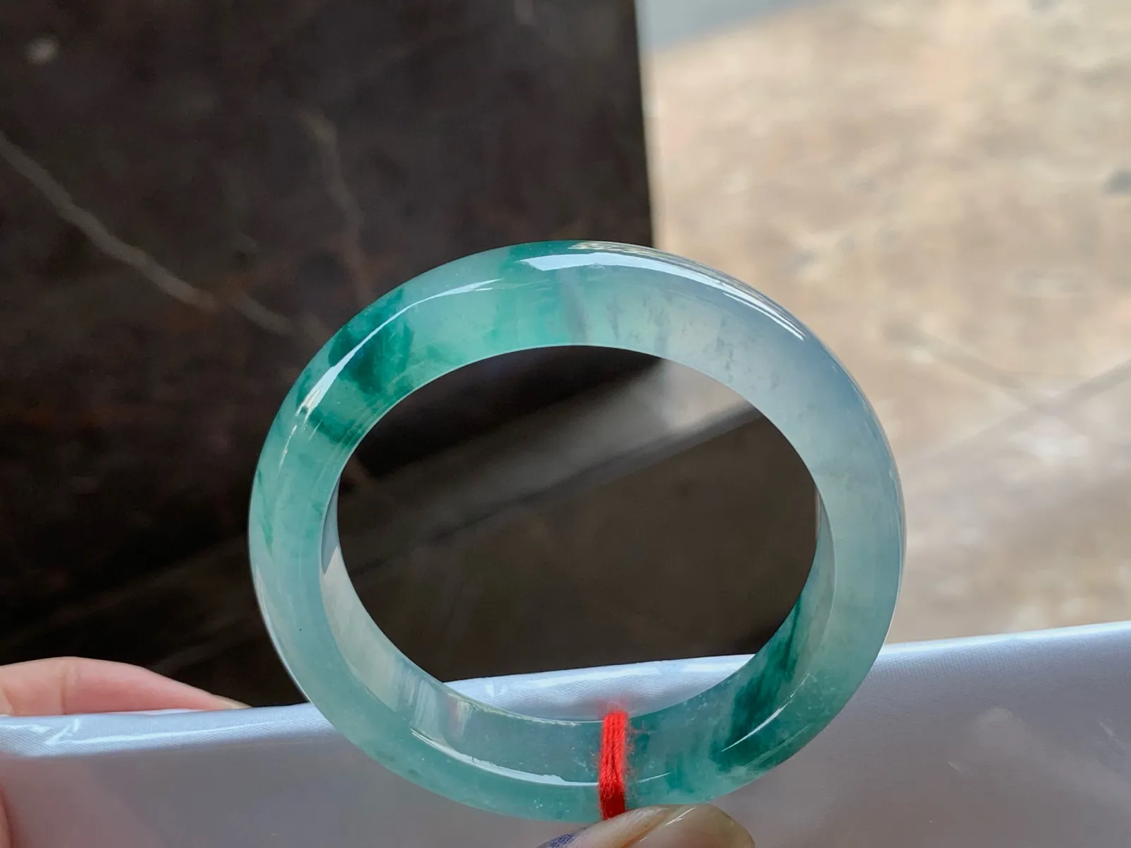 冰种飘花手镯
尺寸：52.5-13-8mm
种好水足，花色漂亮，精品小圈口