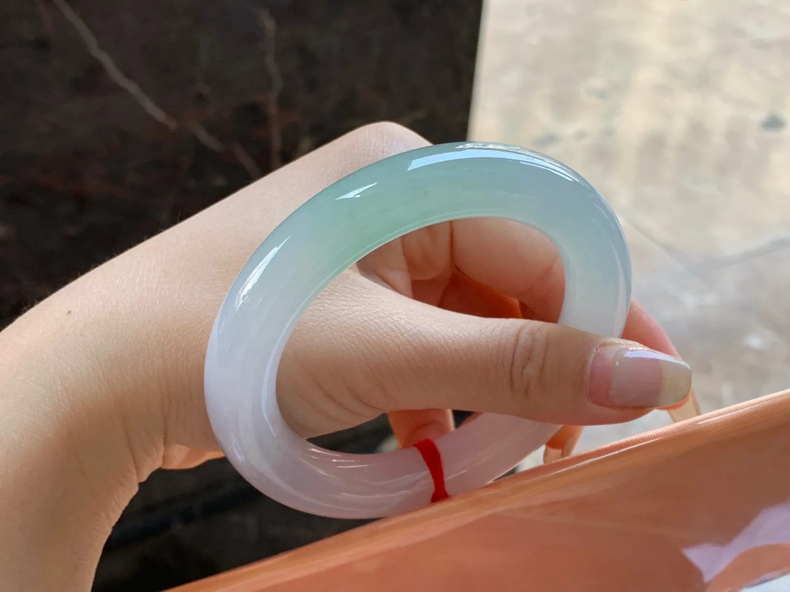 晴绿圆条手镯
尺寸：57.6-12.3-12mm
肉质细腻干净～水润清秀无瑕疵