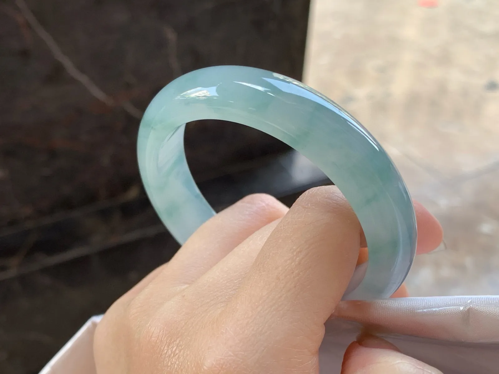 冰飘花手镯
尺寸：56-13.6-8.5mm
种老肉细～起胶的料子