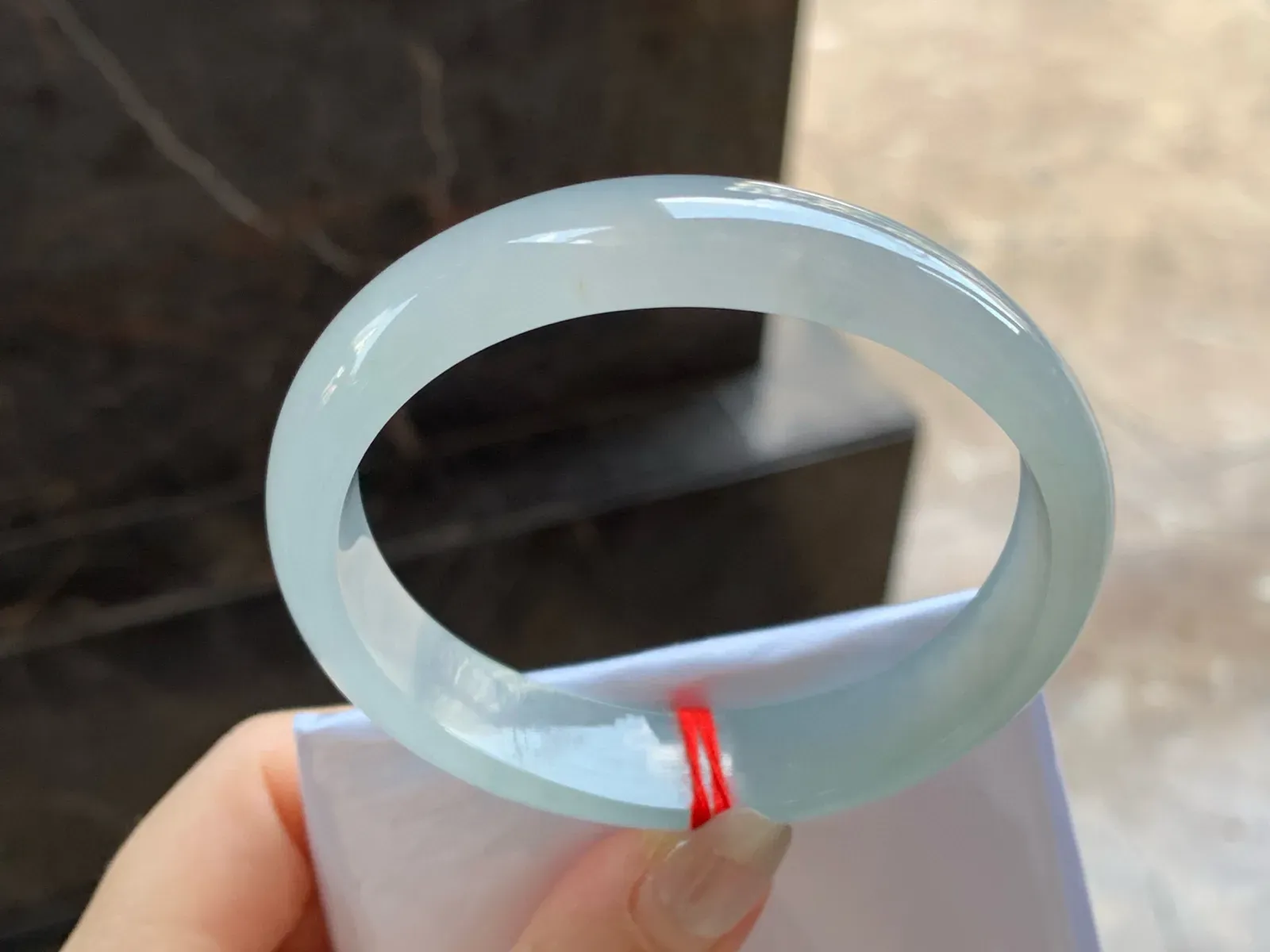 冰种贵妃镯
尺寸：59-13.3-6.8mm
种水好～正圈55 56 57可以戴大圈口