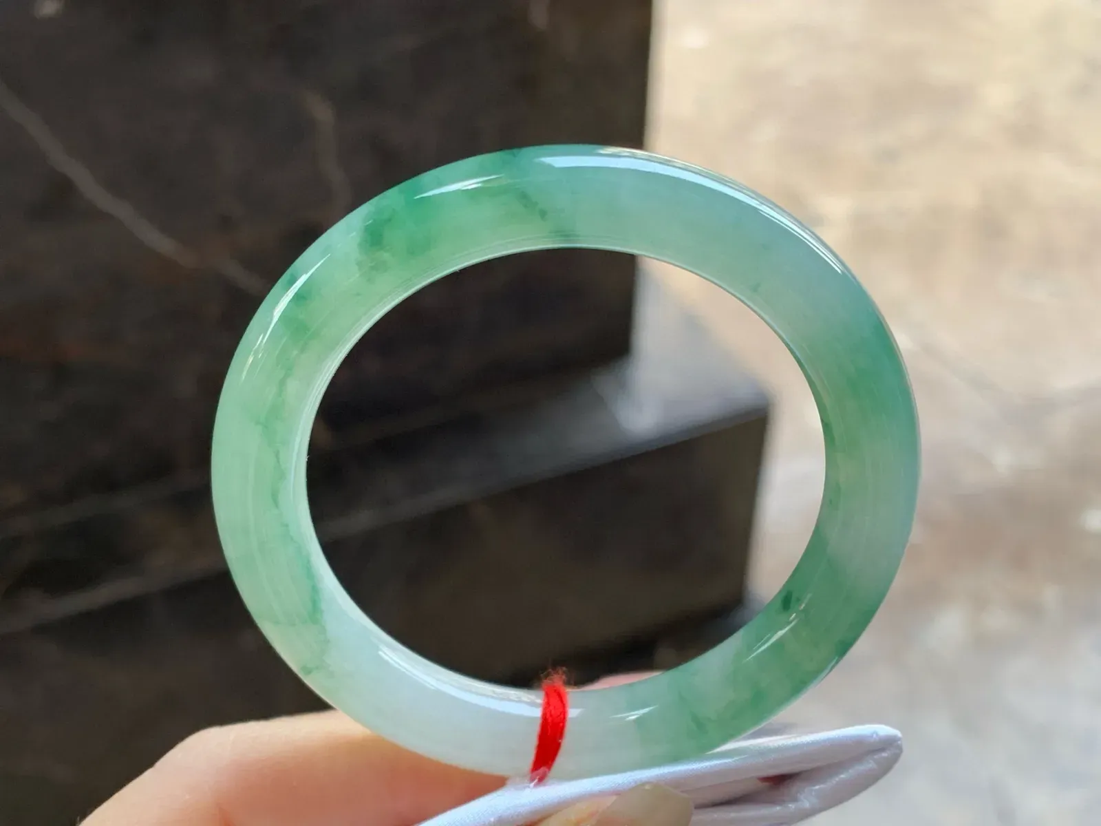 飘绿花圆条手镯
尺寸：50.7-9.3-8.6mm
底子细腻干净～绿花点缀上手好看