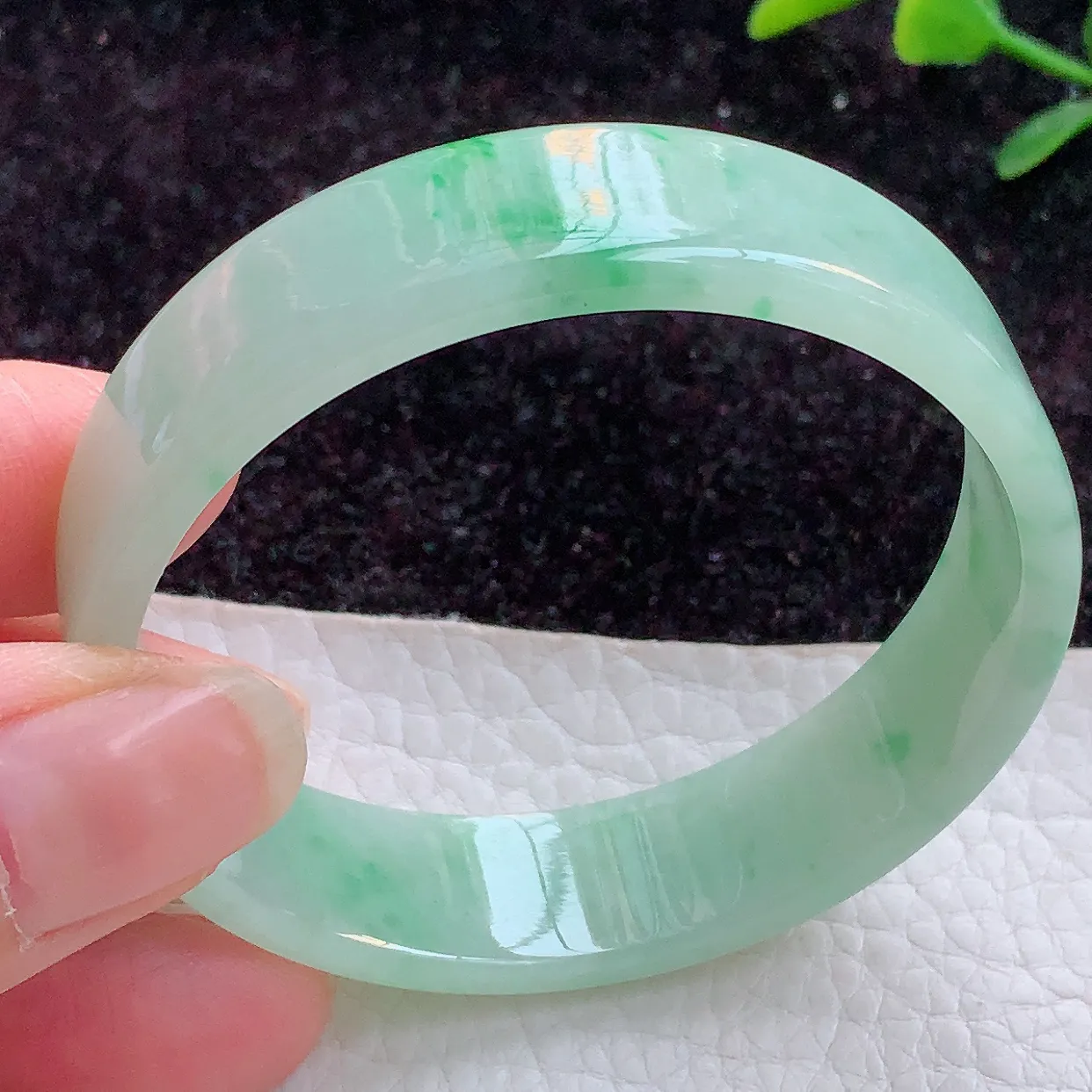 hh自然光53mm缅甸翡翠A货冰胶飘阳绿宽扁玉手镯 玉手环53*13.6*4mm