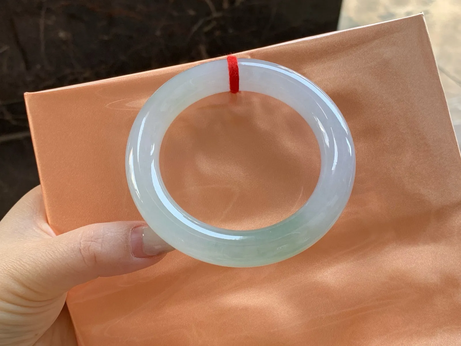 晴绿圆条手镯
尺寸：57.6-12.3-12mm
肉质细腻干净～水润清秀无瑕疵