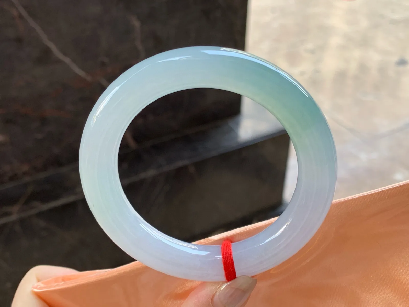 晴绿圆条手镯
尺寸：57.6-12.3-12mm
肉质细腻干净～水润清秀无瑕疵