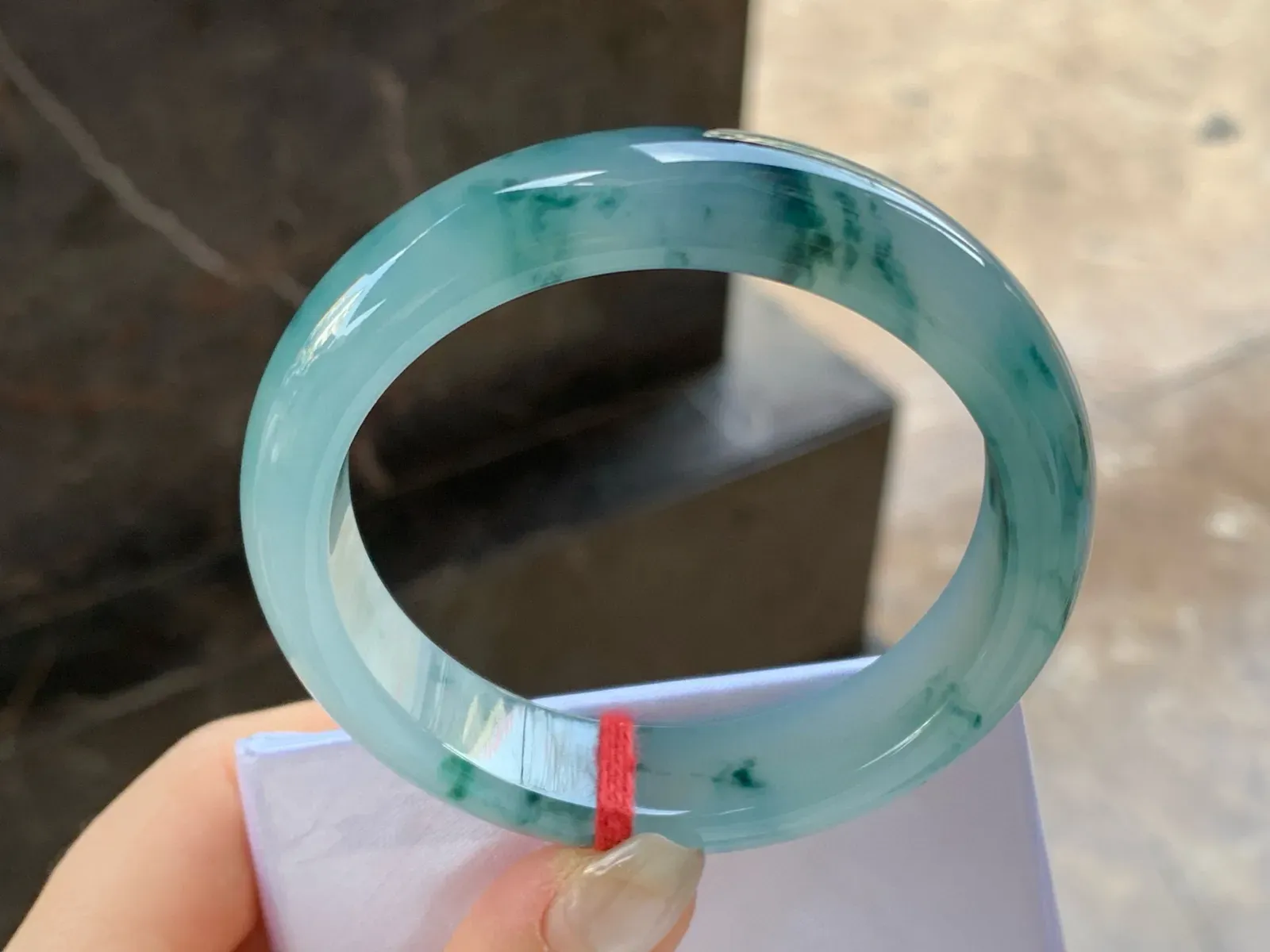 冰飘花手镯
尺寸：56-13.5-7.8mn
种老肉细～飘花浓郁 很耐看推荐