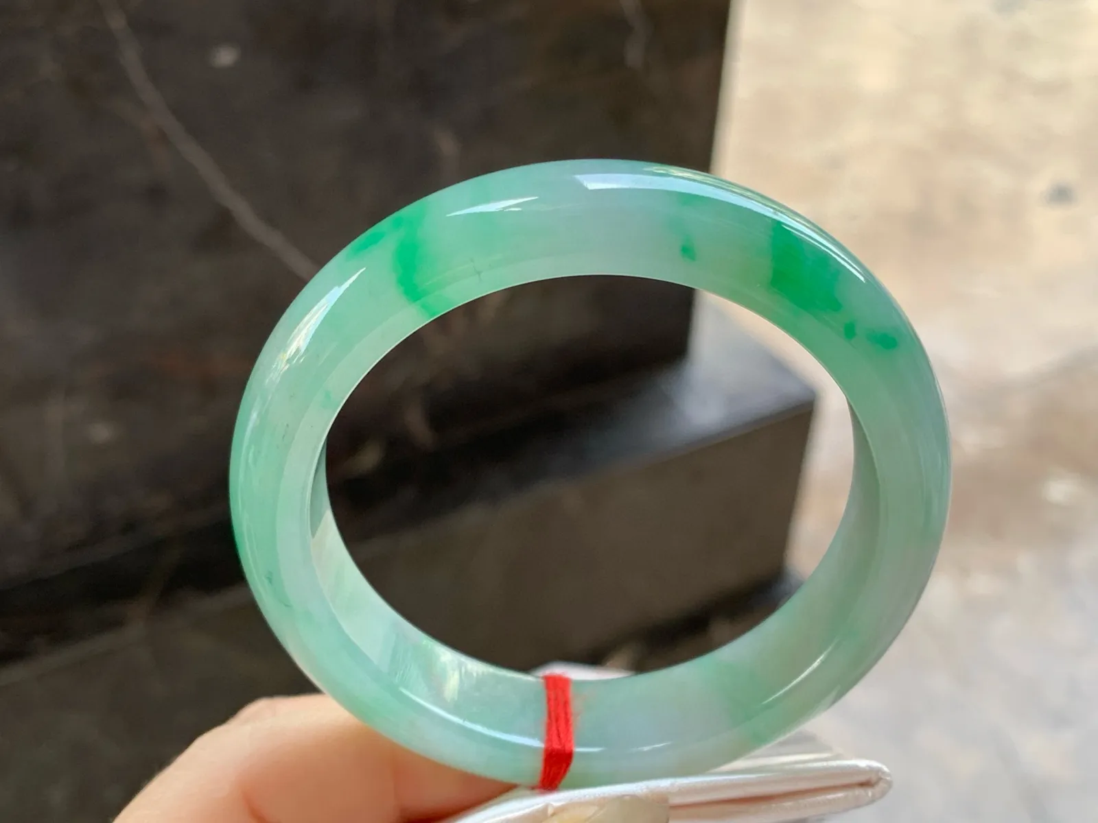 带色手镯
尺寸：56.5-13.2-8.5mm
有种有色～上手漂亮 推荐