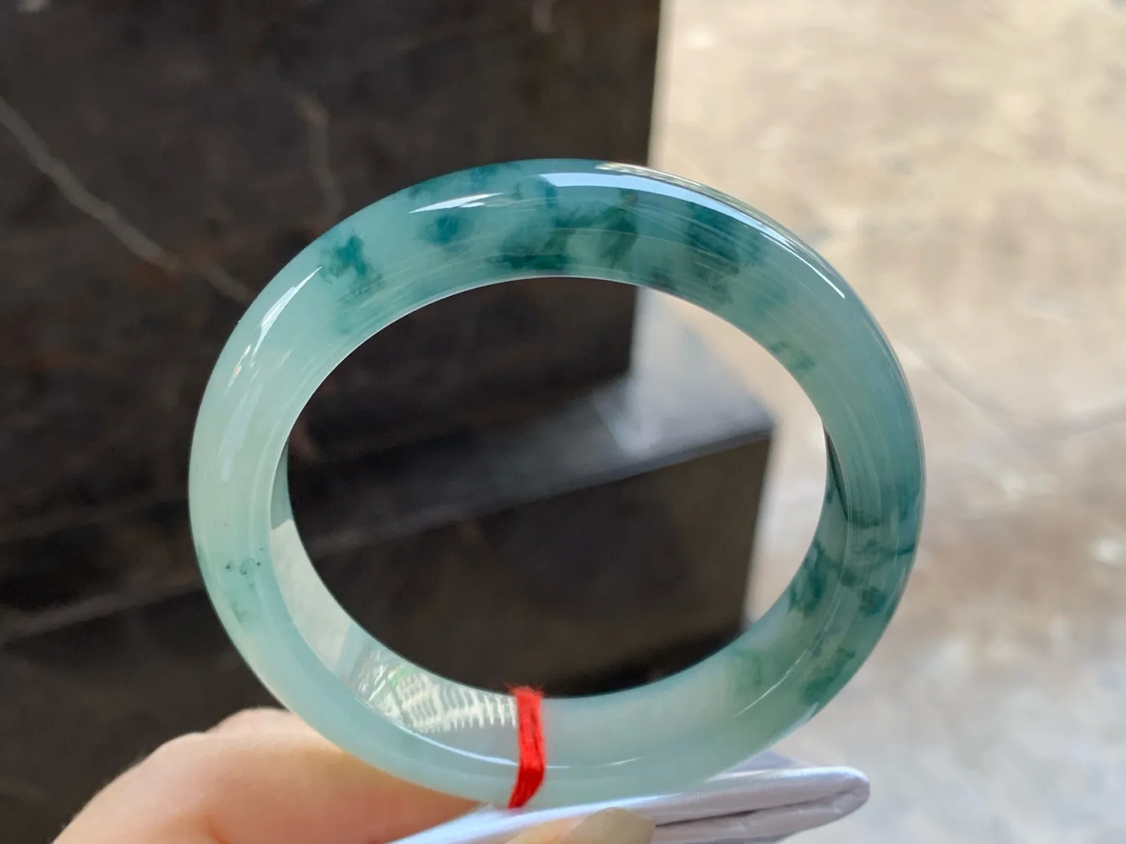 飘花手镯
尺寸：55.6-12.7-8.5mm
种水好～飘花浓郁上手好看