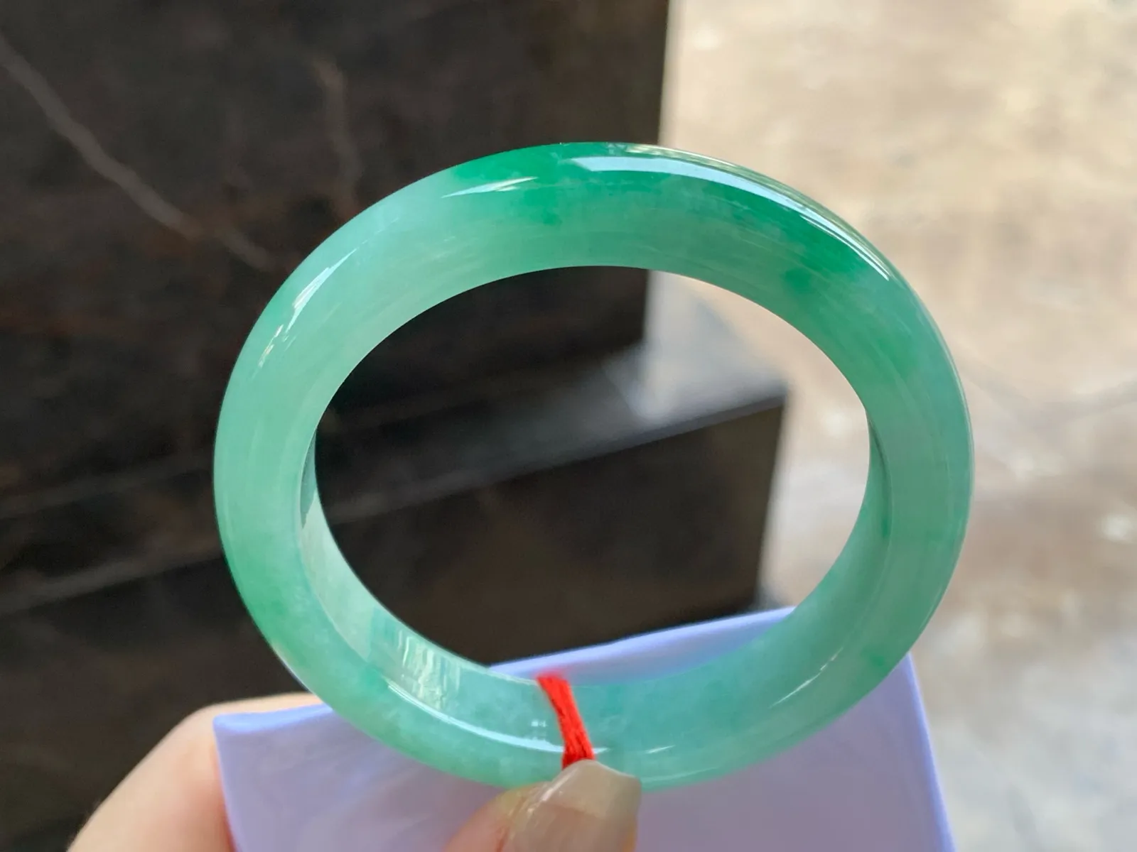 带色手镯
尺寸：53.6-11.8-8.5mm
有种有色～绿色浓郁 上手好看