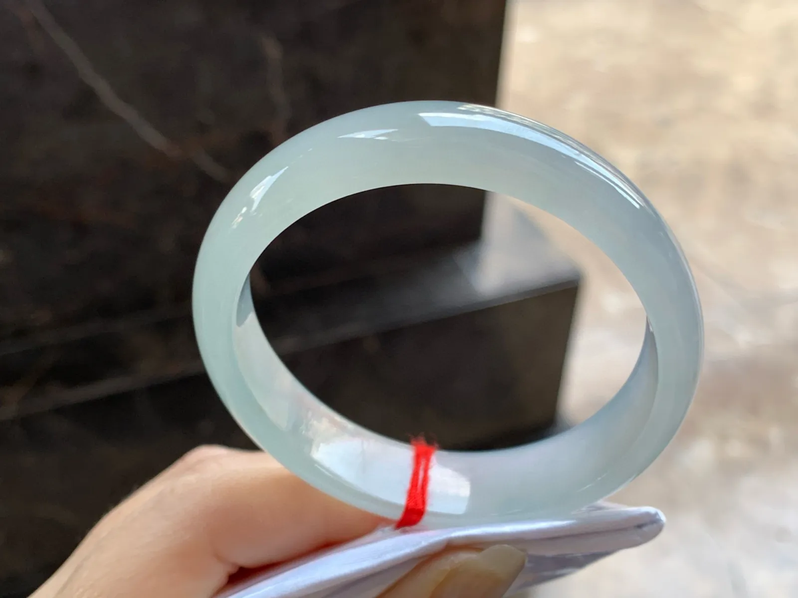 冰种贵妃镯
尺寸：59-13.3-6.8mm
种水好～正圈55 56 57可以戴大圈口