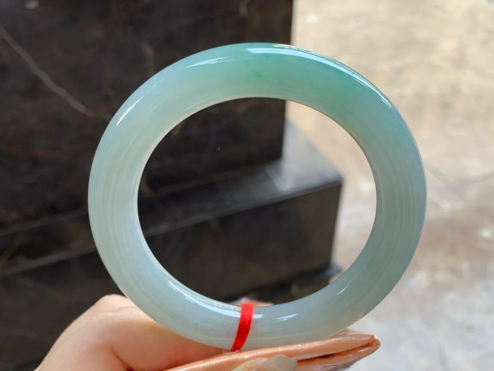 带色圆条手镯
尺寸：58.5-11.6mm
底子细腻干净～大圈口