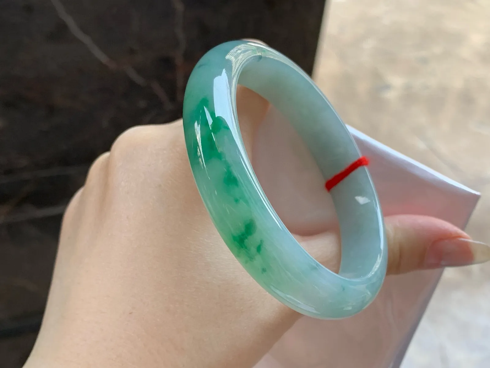 带色手镯
尺寸：58.2-13-8mm
底子细腻干净～绿花缠绕上手好看