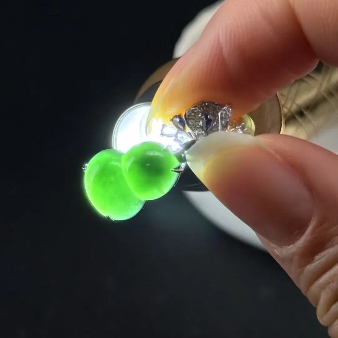 精品18k墨翠葫芦耳坠 种好色正 黑度极好 打灯通透 油性十足