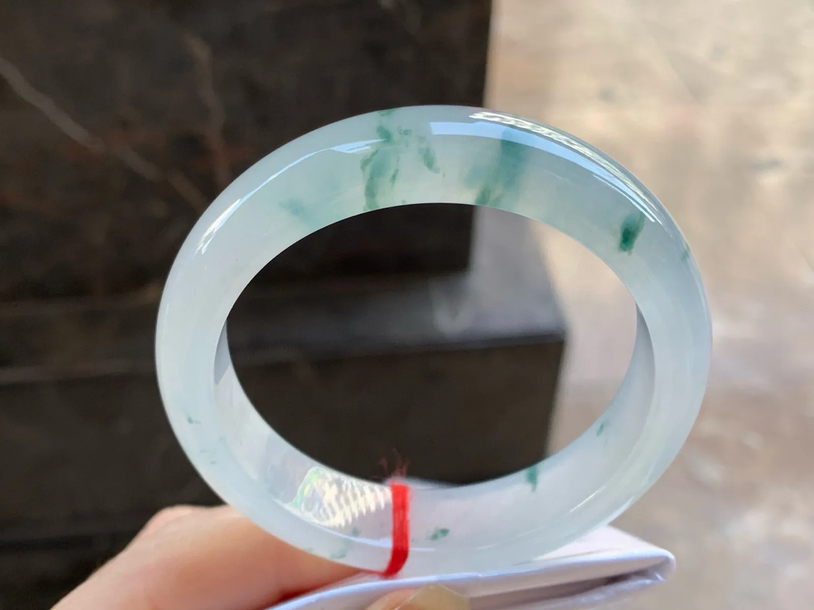 冰飘花手镯
尺寸：54.5-12.6-8mm
冰味十足～飘花点缀无瑕疵