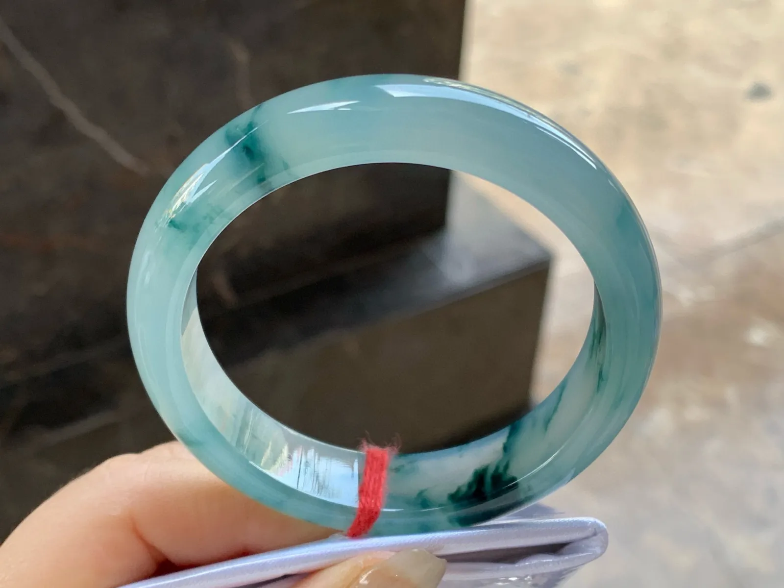 冰飘花手镯
尺寸：56-13.5-7.8mn
种老肉细～飘花浓郁 很耐看推荐
