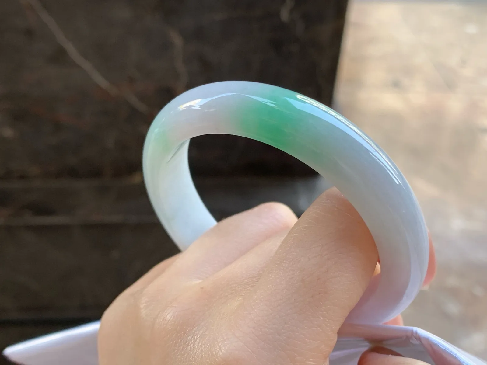 带色手镯
尺寸：56.8-12.5-8.5mm
底子细腻干净～绿色点缀