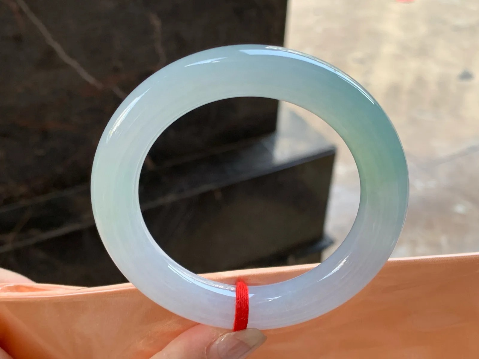 晴绿圆条手镯
尺寸：57.6-12.3-12mm
肉质细腻干净～水润清秀无瑕疵