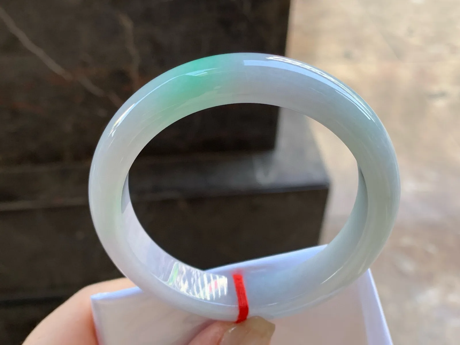 带色手镯
尺寸：56.8-12.5-8.5mm
底子细腻干净～绿色点缀