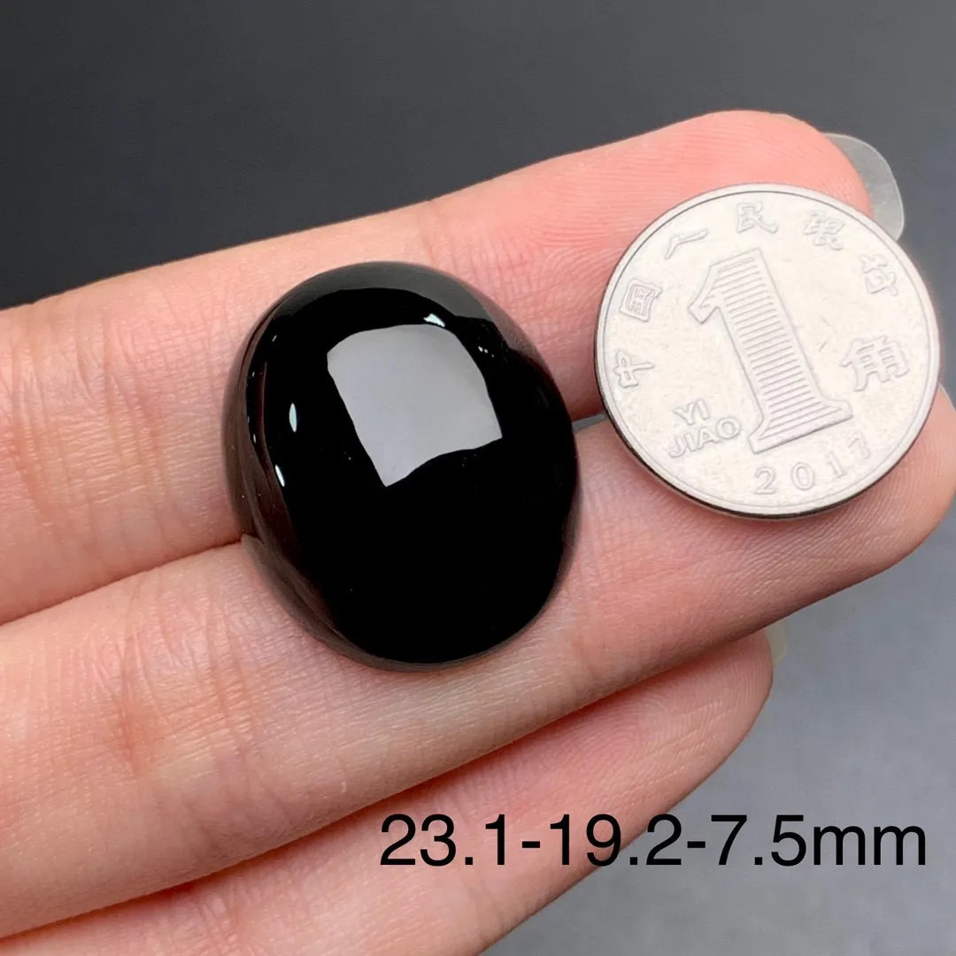 缅甸墨翠蛋面裸石戒面，黑度极黑 种老起胶 肉质细腻 打灯冰冰透透 色正阳绿 尺寸大