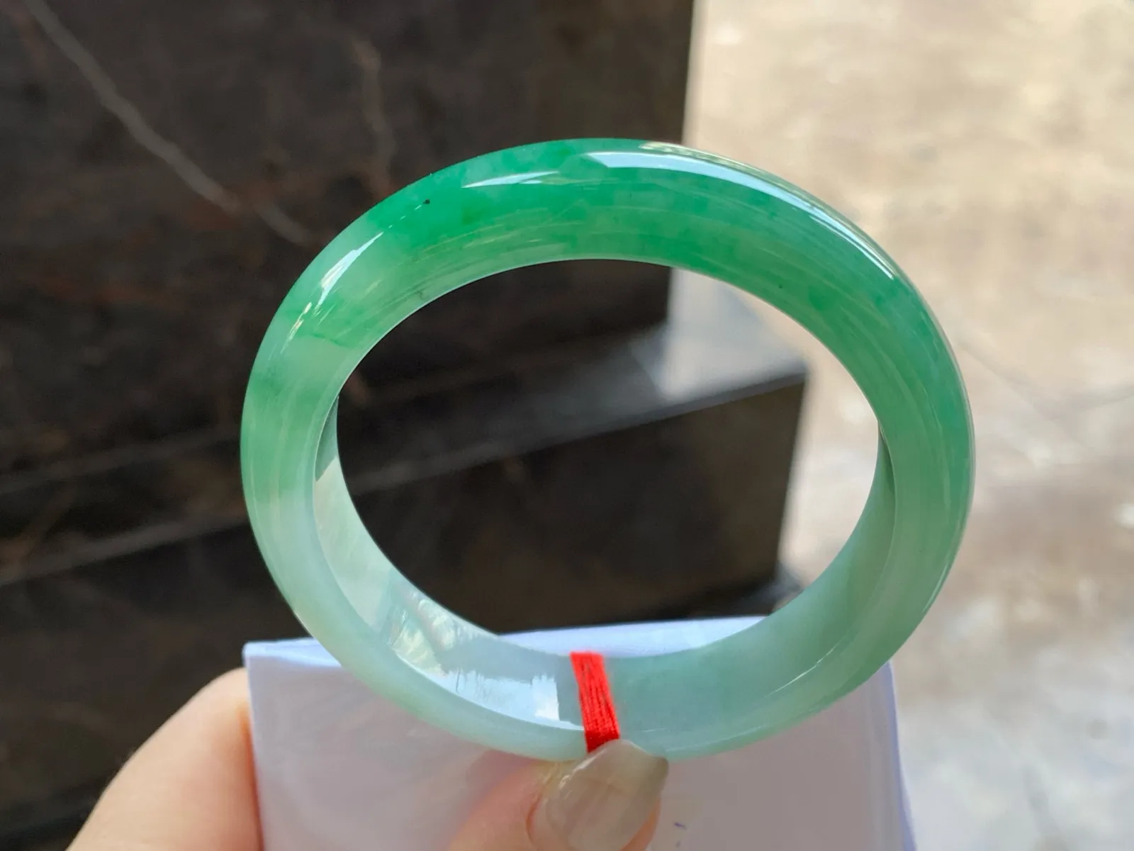 带色手镯
尺寸：55.5-12.6-8.2mm
底子细腻干净～一段绿色浓郁上手好看