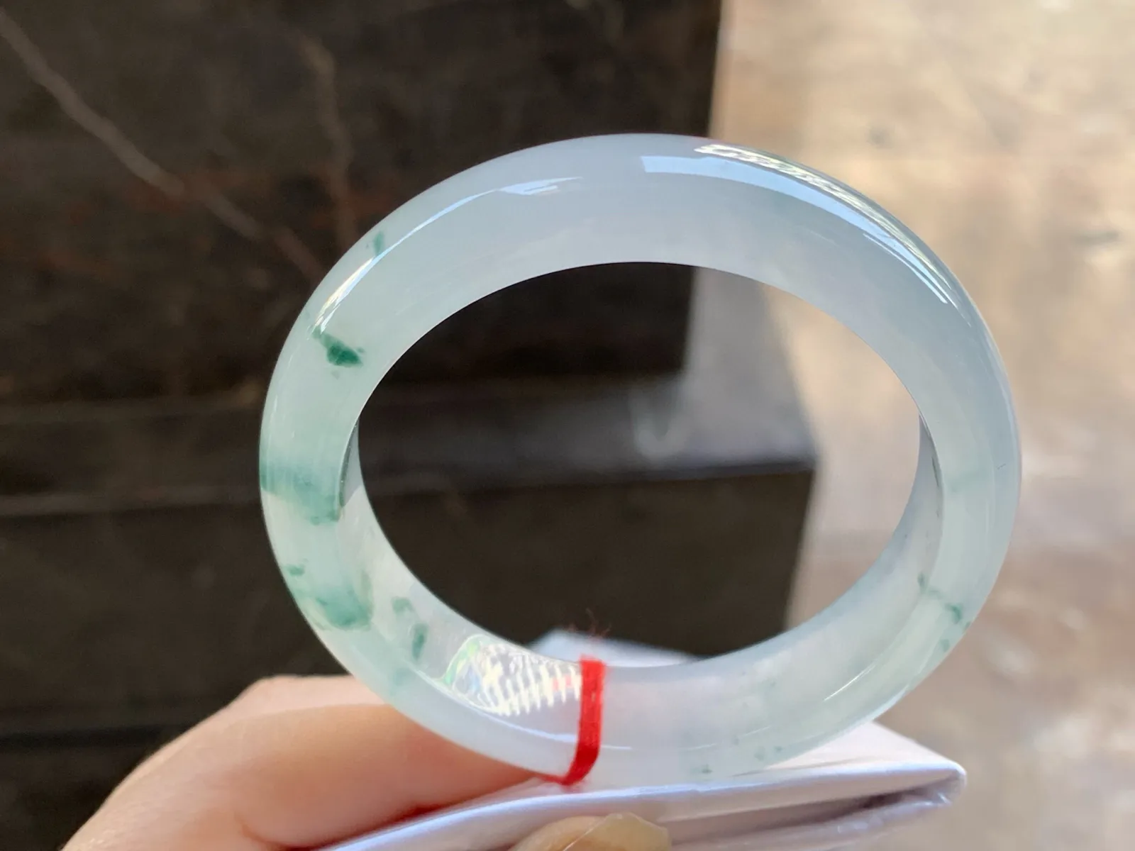 冰飘花手镯
尺寸：54.5-12.6-8mm
冰味十足～飘花点缀无瑕疵
