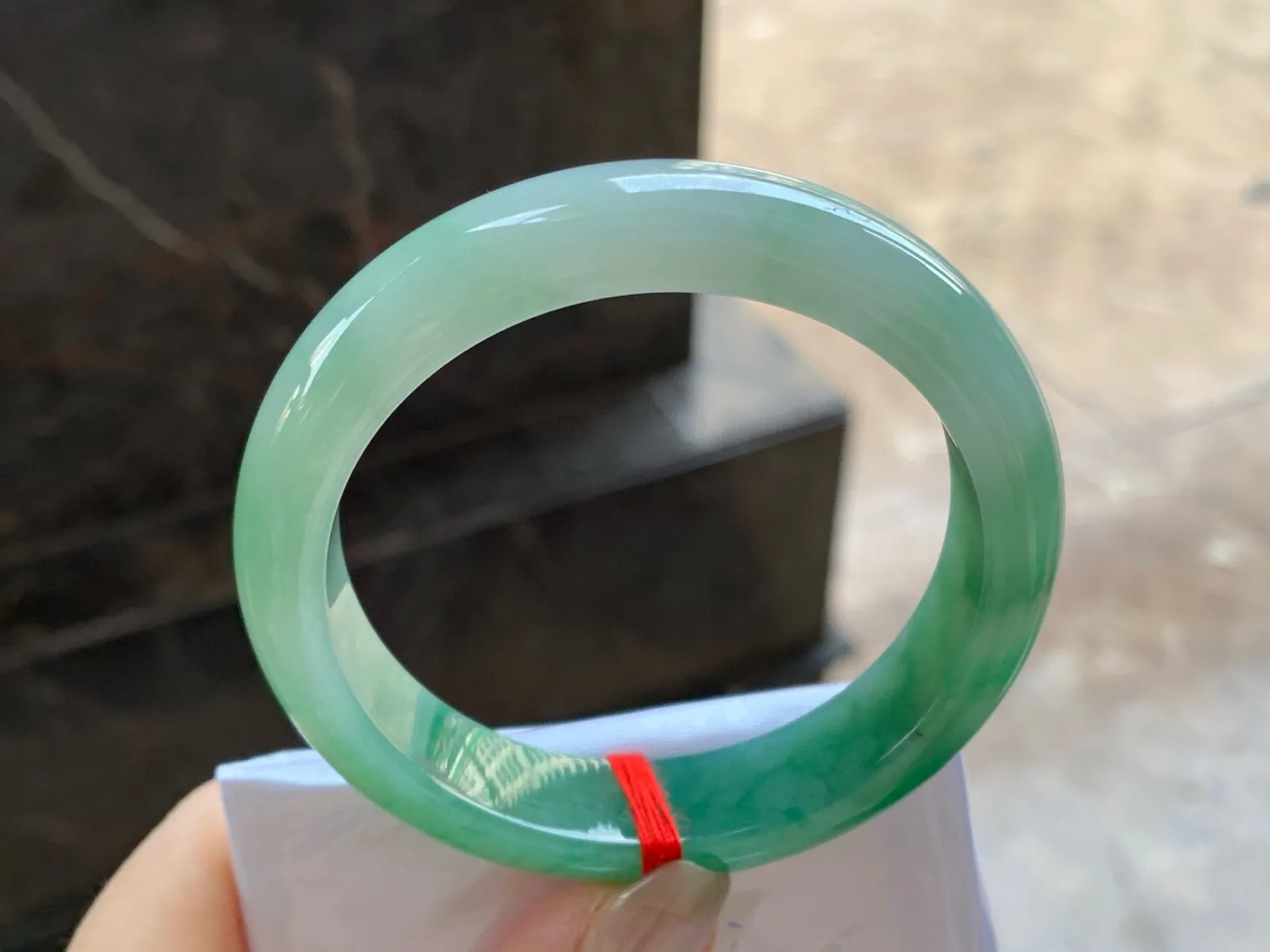 带色手镯
尺寸：55.5-12.6-8.2mm
底子细腻干净～一段绿色浓郁上手好看